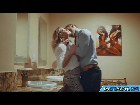 ❤️ Nigbati bilondi ti oyan ba tan ọ ni yara isinmi ti gbogbo eniyan ❤ Iwa onihoho furo ❤